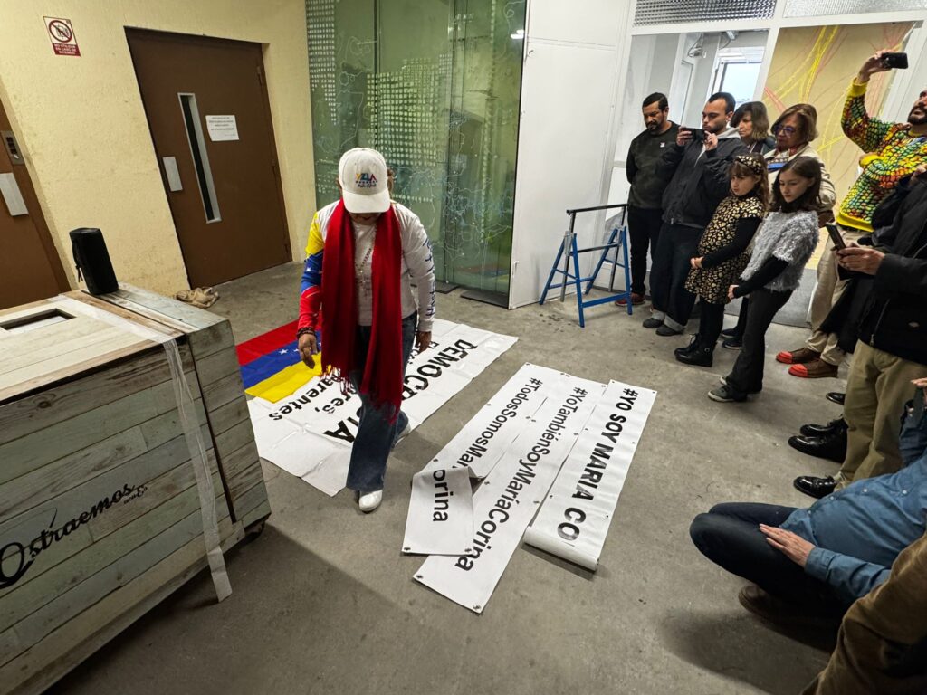 El perfomance de Andreína Fuentes Angarita “Yo soy Maria Corina” se presenta en ARCO Madrid, en la Nave Oporto